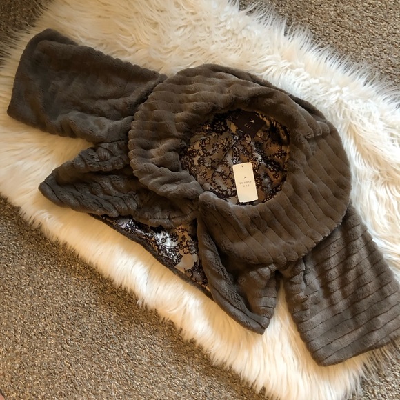 NWT Forever 21 Faux Fur Crop Jacket - Picture 2 of 7